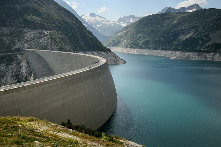 Staumauer eines Alpenstausees